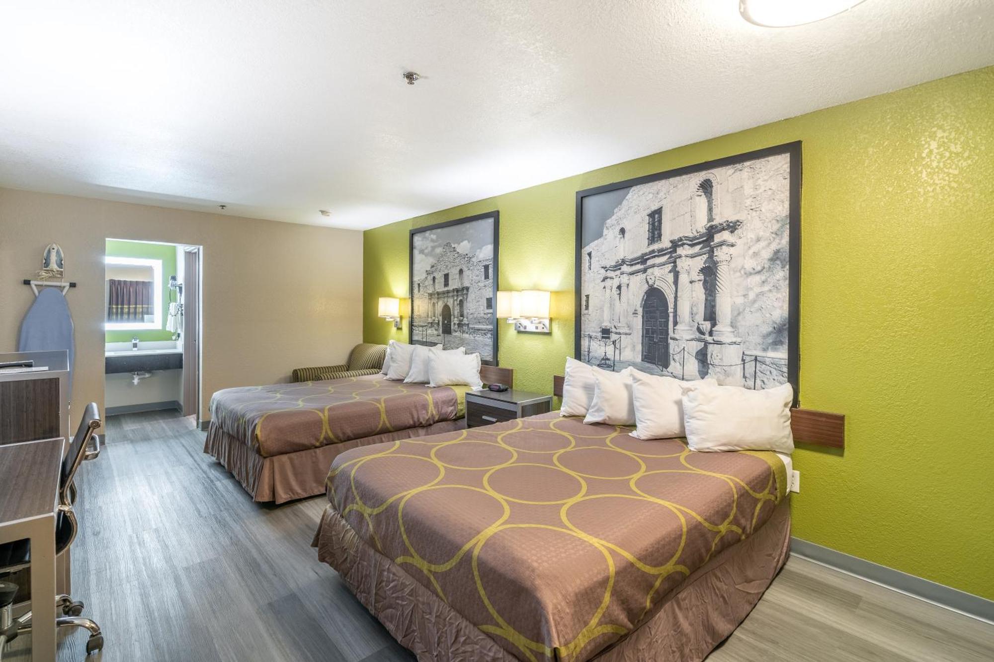 Super 8 By Wyndham San Antonio/Riverwalk Area Dış mekan fotoğraf