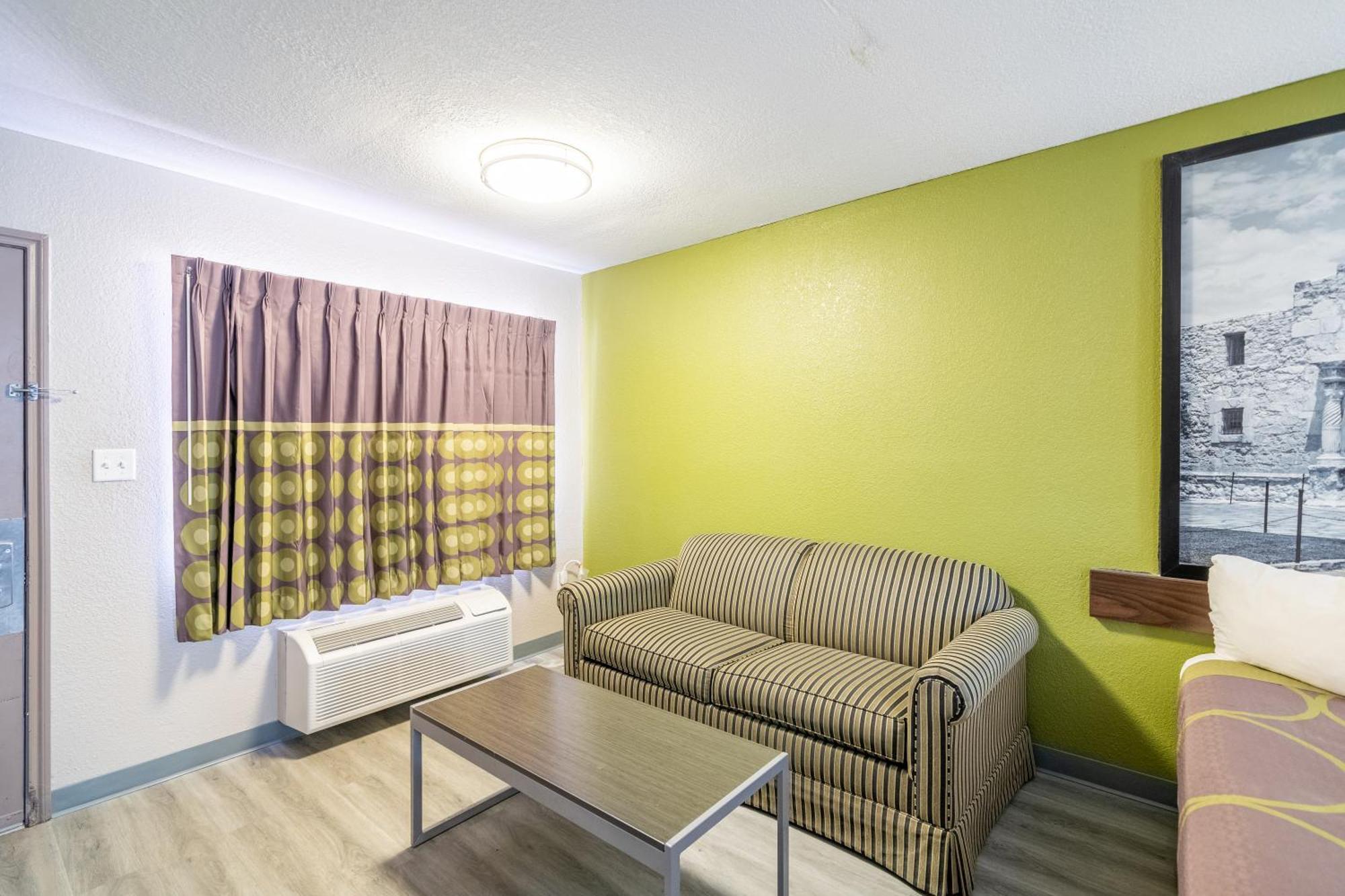 Super 8 By Wyndham San Antonio/Riverwalk Area Dış mekan fotoğraf