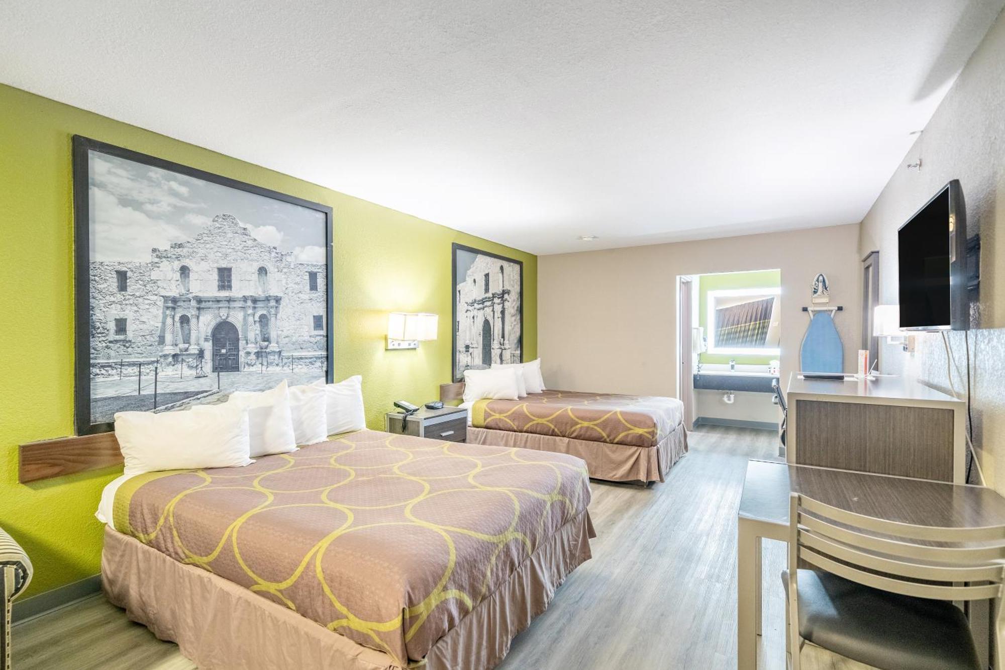 Super 8 By Wyndham San Antonio/Riverwalk Area Dış mekan fotoğraf