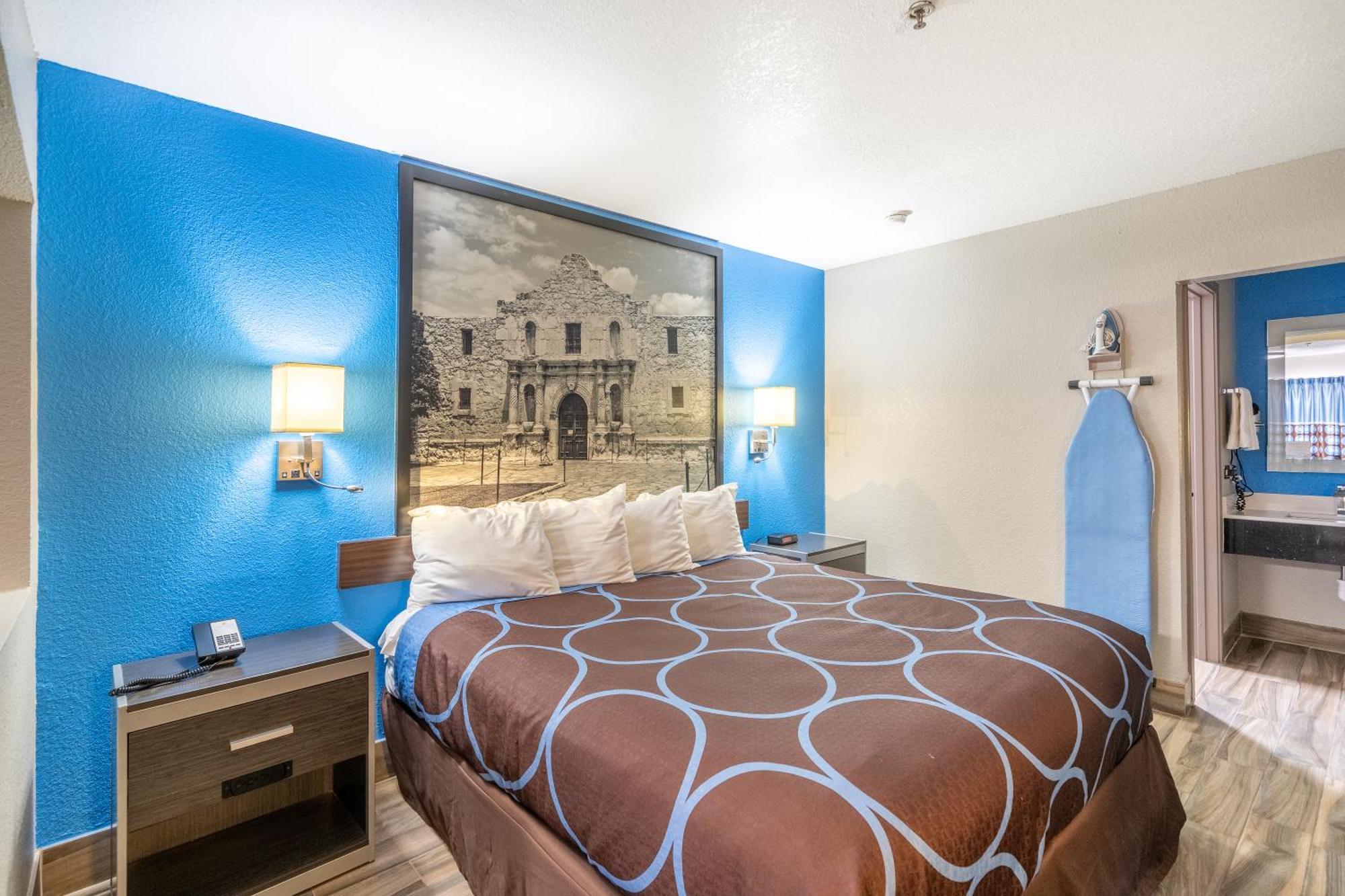 Super 8 By Wyndham San Antonio/Riverwalk Area Dış mekan fotoğraf