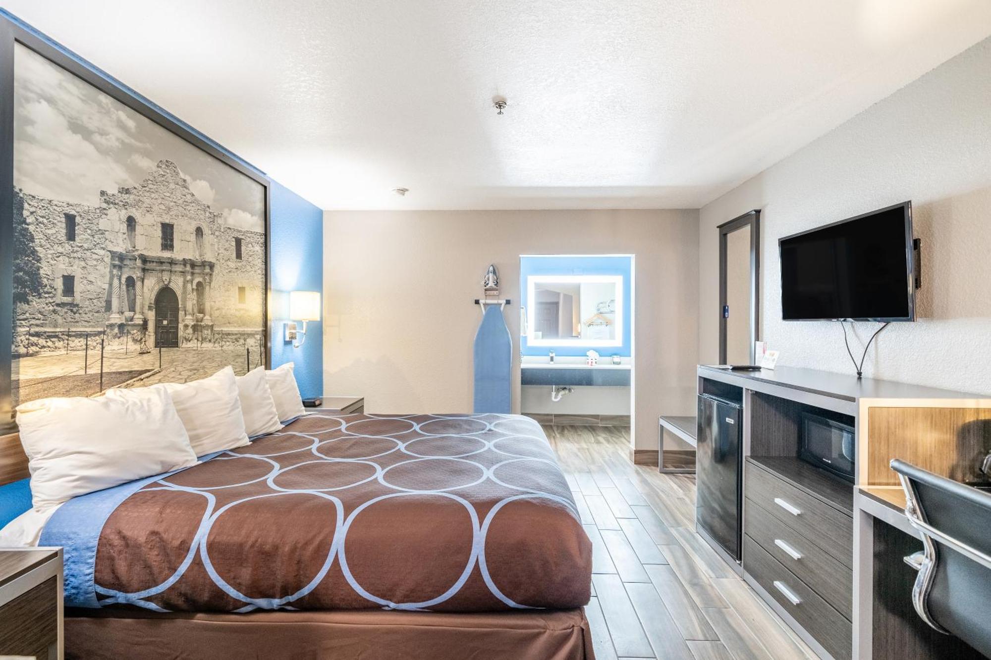 Super 8 By Wyndham San Antonio/Riverwalk Area Dış mekan fotoğraf